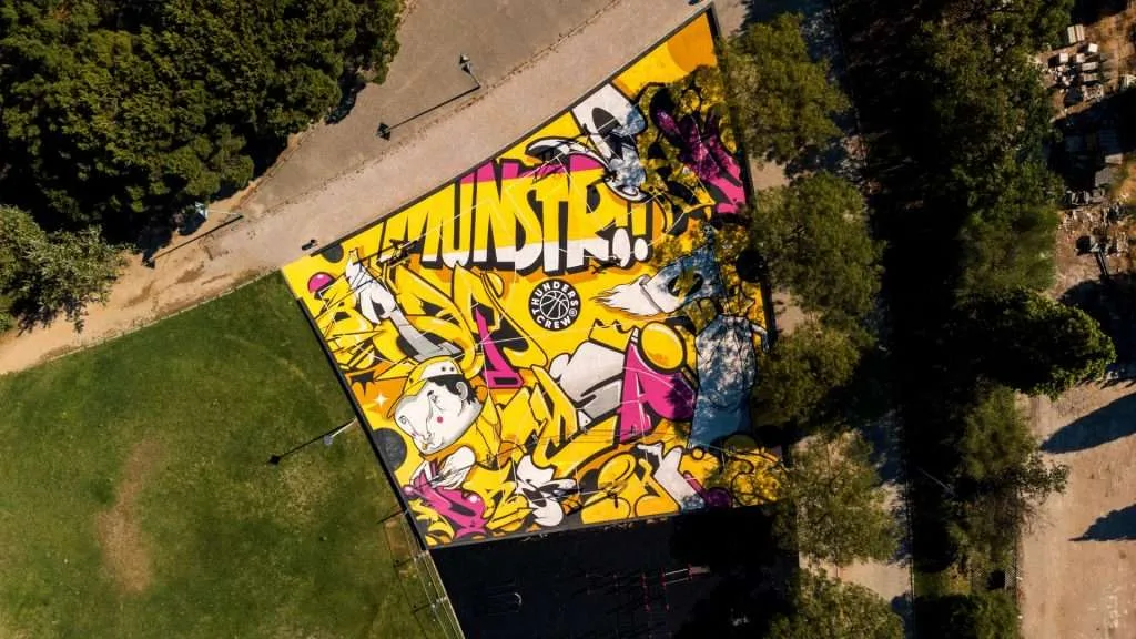 Fotografia aérea de grafite artístico em uma quadra ao ar livre, capturada por drone, arte urbana, cultura de rua, serviços de drone para arte.