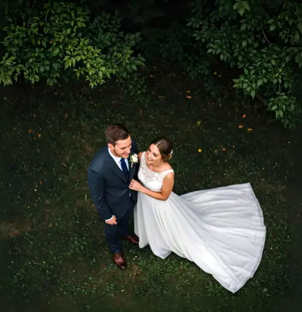 Fotografía com Drone de Dois Noivos em um Casamento no Serviço de Filmagem Aérea Eventos Portugal