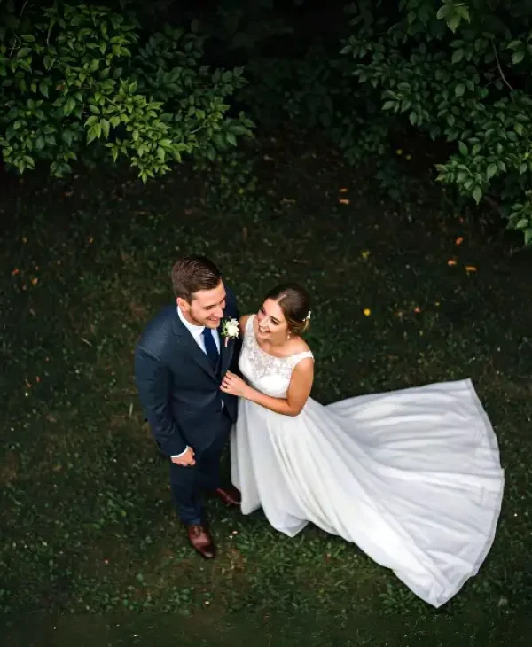 Fotografía com Drone de Dois Noivos em um Casamento no Serviço de Filmagem Aérea Eventos Portugal