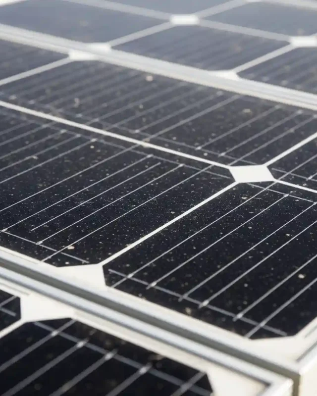 Detetamos microfissuras e degradação em painéis solares. A tecnologia de precisão da Dronie Views garante uma inspeção técnica rigorosa para otimizar o seu investimento solar.