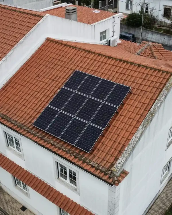 Inspeção de painéis solares em telhado residencial realizada com drone pela Dronie Views em Portugal.