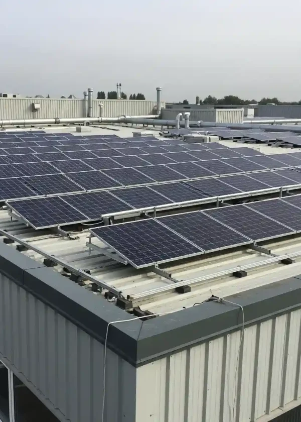 Close-up técnico de inspeção de painéis solares para inspeção de falhas e células fotovoltaicas realizado pela Dronie Views.