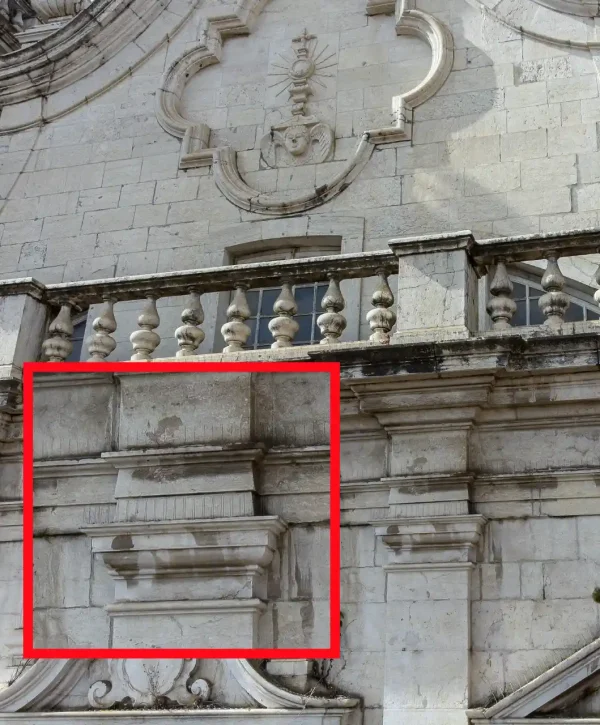 Análise detalhada da degradação de elementos pétreos através de inspeção de património histórico com drones, permitindo identificar patologias estruturais com precisão.