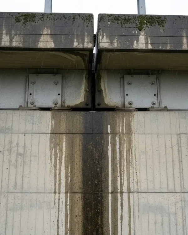 Inspeção de pontes e viadutos: Detalhe técnico de fissuração e lixiviação em pilar de betão armado.