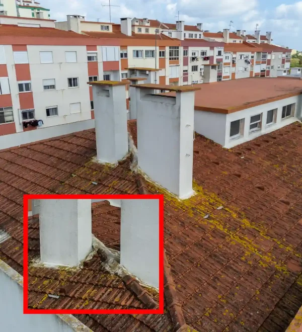 Vista aérea de inspeção de telhados com drones em portugal com acumulação de musgo e inspeção detalhada de telhados e chaminés para manutenção preventiva em edifício urbano