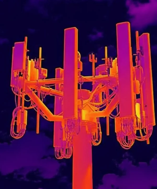 Operação técnica de Inspeção Termográfica com Drones utilizando aeronave industrial para manutenção de ativos energéticos.