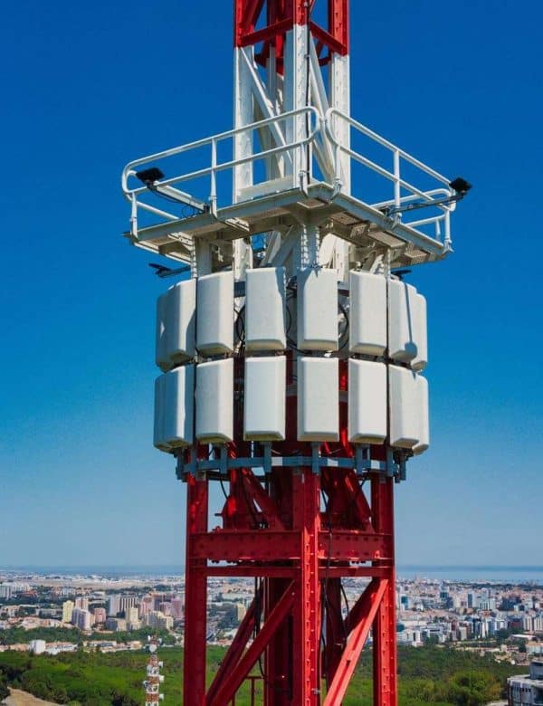 Inspeção aérea de uma torre de telecomunicações.