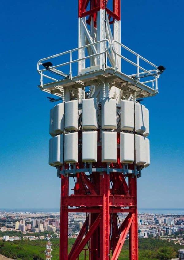 Inspeção aérea de uma torre de telecomunicações.