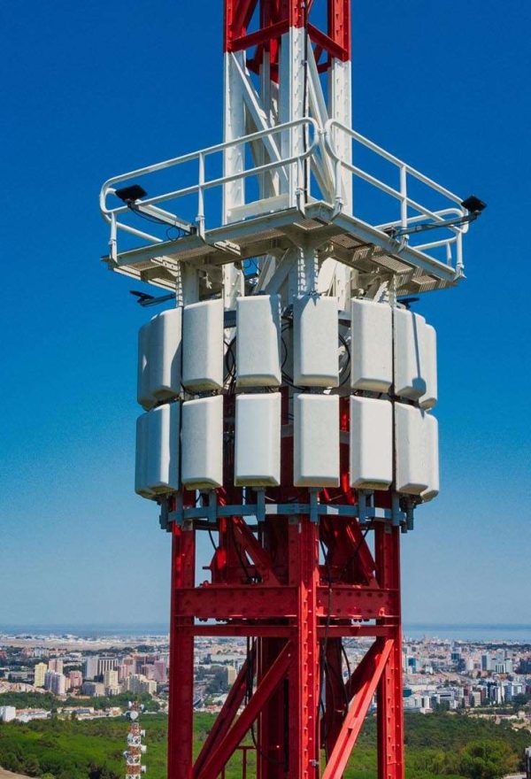 Inspeção aérea de uma torre de telecomunicações.