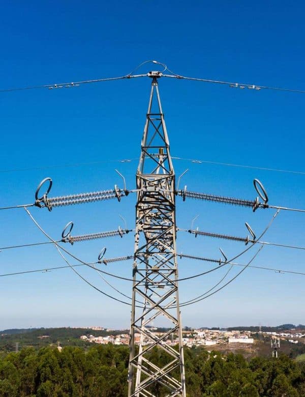 Inspeção aérea de torre de alta tensão e linhas de transmissão.