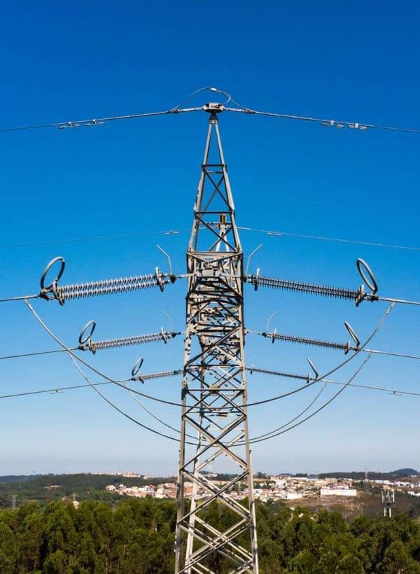 Inspeção aérea de torre de alta tensão e linhas de transmissão.