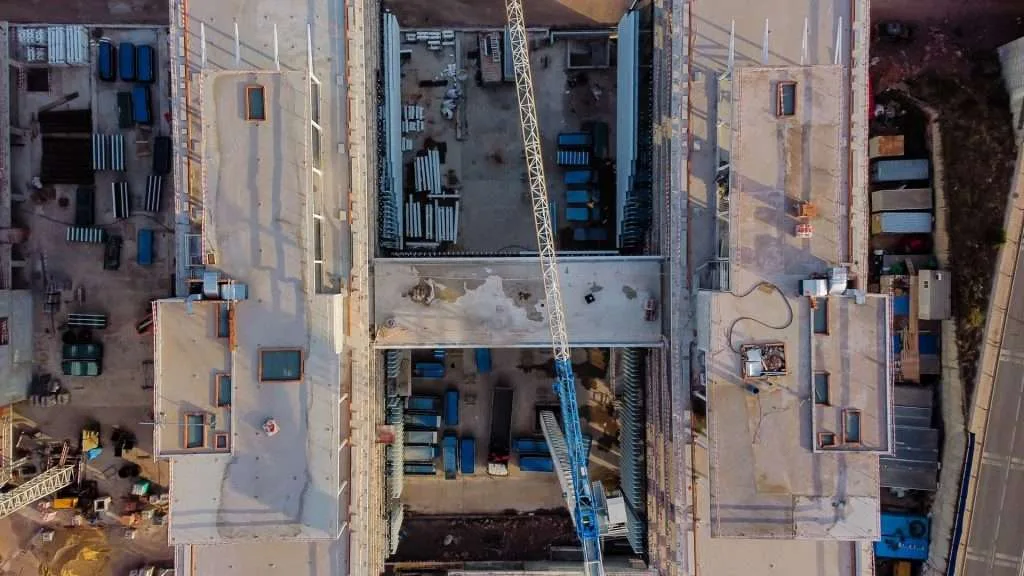 Vista aérea de uma obra em construção capturada por drone, mostrando detalhes da infraestrutura em Portugal. Empresa drone construção civil Portugal