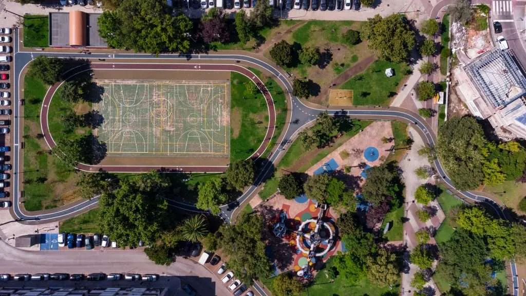 Drones em Portugal - Vista aérea ortofotográfica de uma área urbana com quadra esportiva e parque, capturada por drone para mapeamento de alta precisão. Fotografia y Vídeo con drones en Portugal