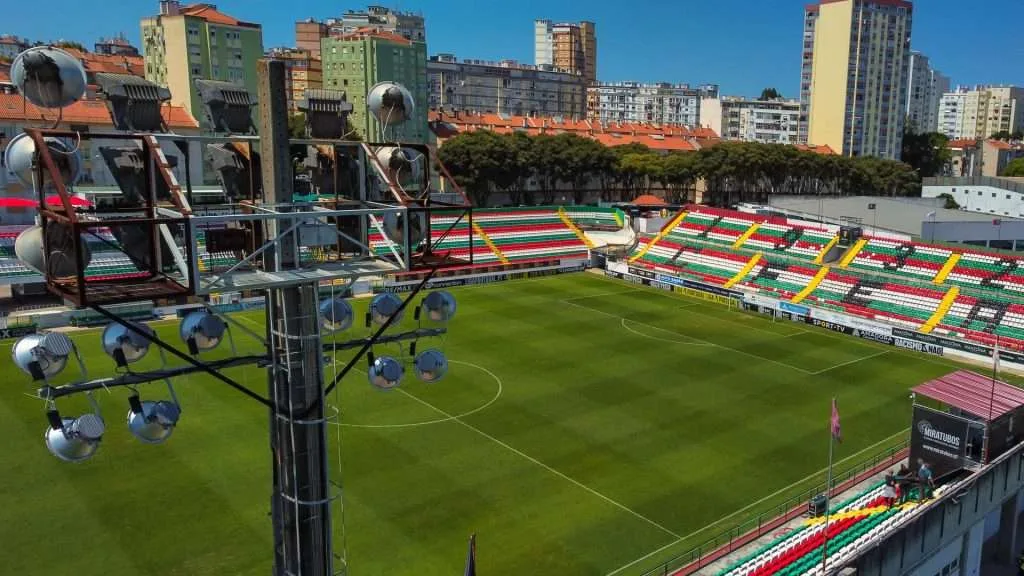 Vista aérea de um estádio de futebol em Portugal, capturada por drone, ideal para a promoção de eventos desportivos.