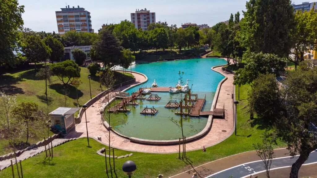 Aerial Photography and Video. Fotografia aérea de um parque com lago e áreas verdes, capturada por drone.