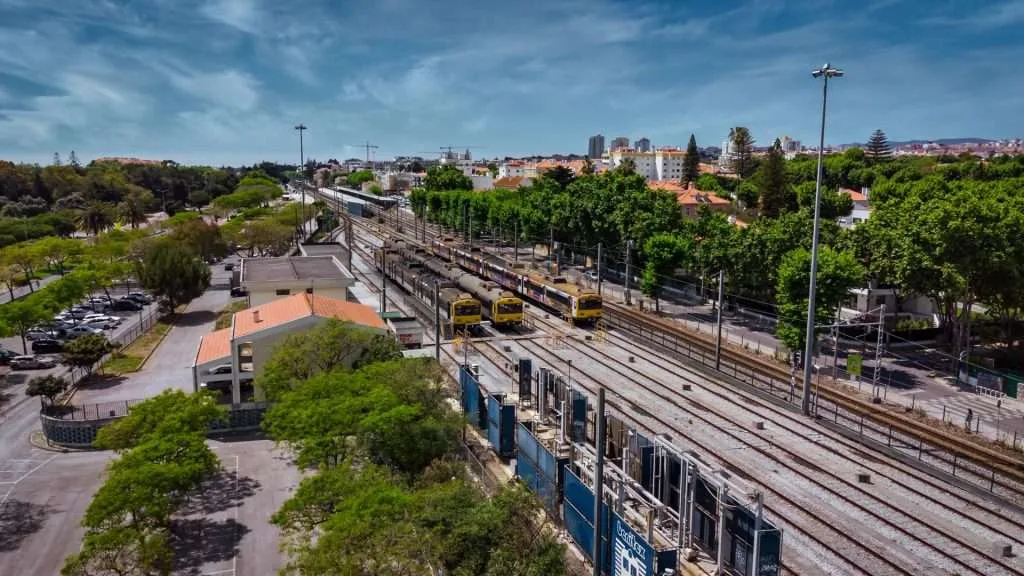 Fotografia aérea de uma linha ferroviária em Portugal para inspeção e monitoramento de infraestruturas de transporte.